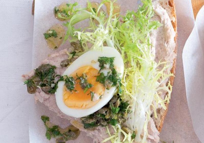 Chlebíček tuňák, vejce & salsa verde