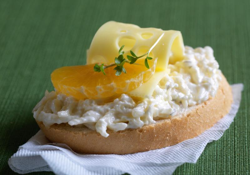 Chlebíčky se sýrovo-česnekovou pomazánkou