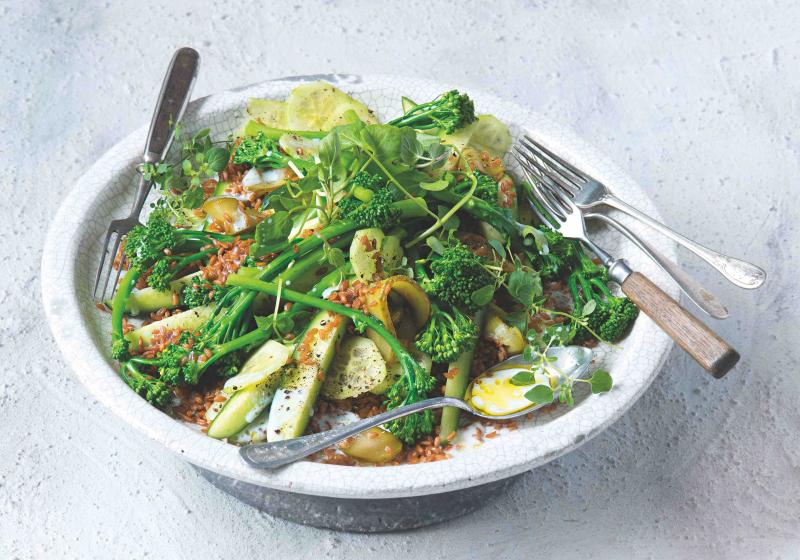 Jednozrnkový či špaldový salát s okurkami a stonkovou brokolicí