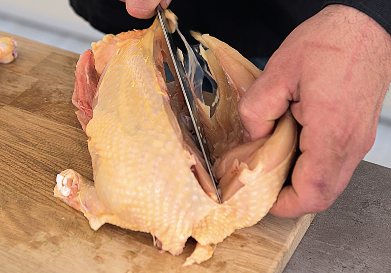 Porcování kuřete – naříznutí podél hrudní kosti