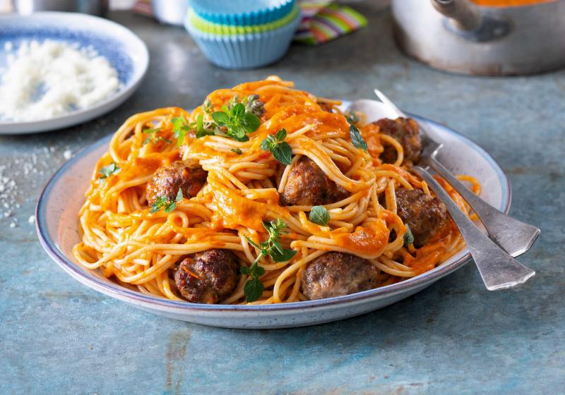 Masové koule se špagetami a rajčatovo-paprikovou omáčkou