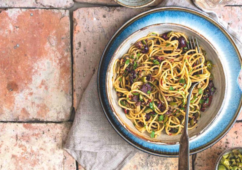 Špagety se sardelkami a olivami