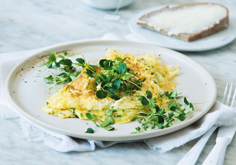 Vaječná omeleta s čedarem a bylinkami