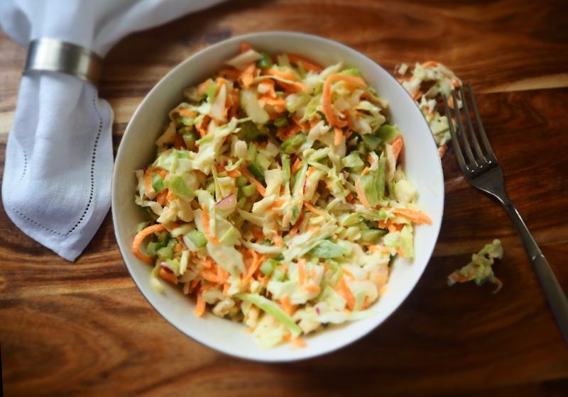 Křupavý zelný salát coleslaw: Kde se vzal a jak se správně vyslovuje?