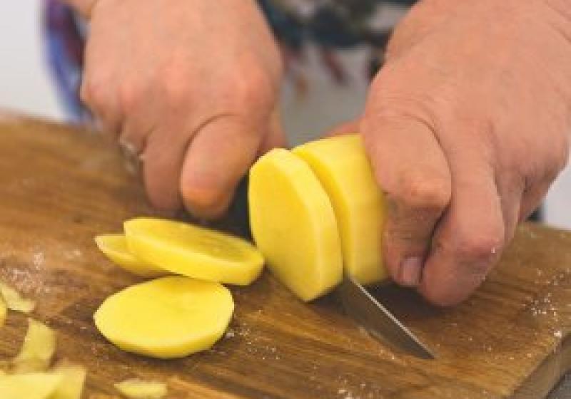 řecká musaka - krok 2 - krájení brambor
