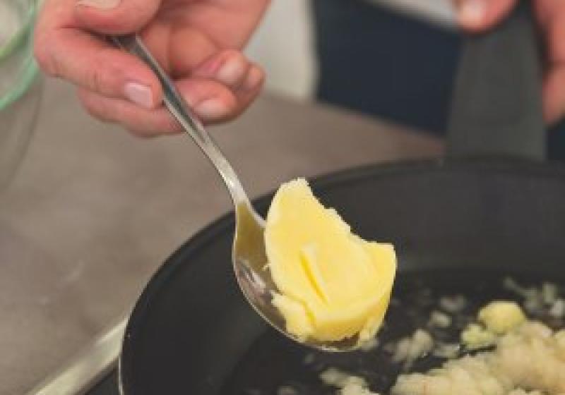 řecká musaka - krok 4 - rozpuštěné máslo