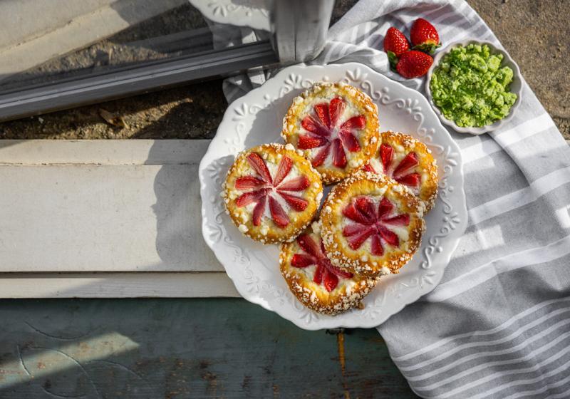 Bazalkové koláče s tvarohem a jahodami podle Jany Pokorné