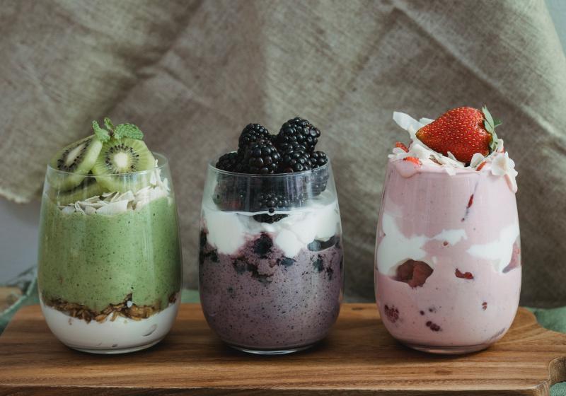 jogurtové poháry s kiwi, jahodami a borůvkami