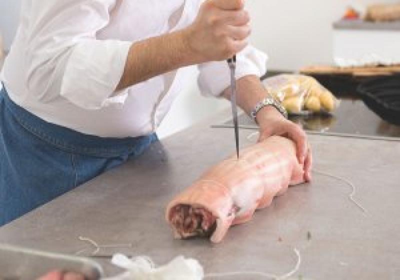 Italská porchetta - příprava porchetty - vytvoření děr do naplneněné kůže