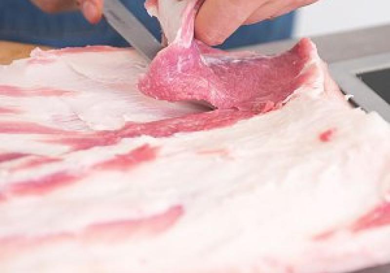 Italská porchetta - porcování masa - vyřezávání libového masa