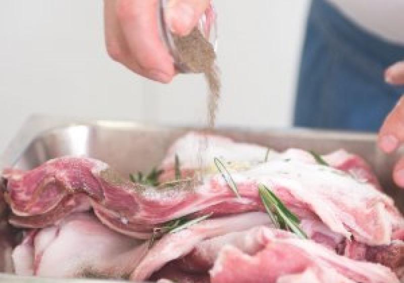 Italská porchetta - příprava masa - nasolení a ochucení masa