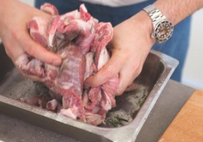 Italská porchetta - příprava masa - důkladné vmasírovaní koření 