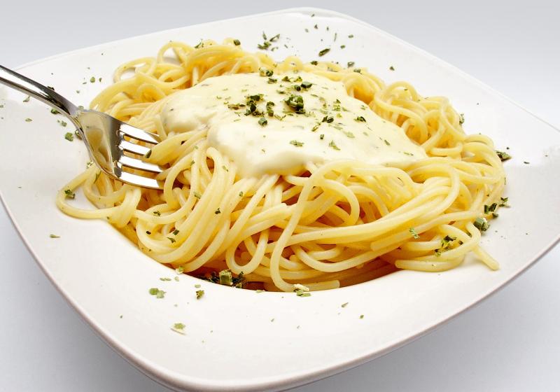 špagety se sýrovou omáčkou