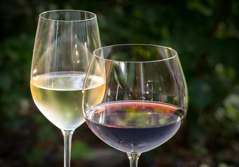 sklenice bílého a červeného vína