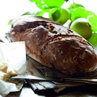Vláčný ořechový chléb