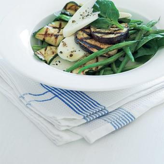 Středomořský salát s grilovanou zeleninou