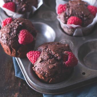 Čokoládové muffiny s malinami