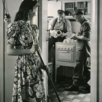 Vojáci v kuchyni v USA ve 40. letech 20. století