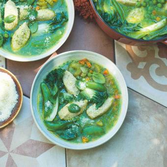 Zelená polévka minestrone s ricottovými knedlíčky