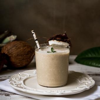 Indický jogurtový nápoj lasí s kokosovým ořechem