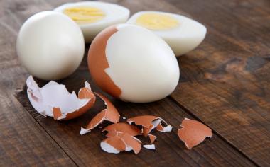 Tento trik na loupání vajec opravdu funguje: Vejce budou hladce oloupaná během deseti sekund