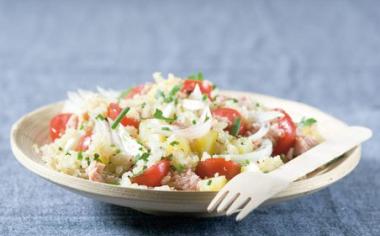 Sytý salát z quinoy, brambor a tuňáka