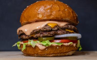 Jak si složit neodolatelný dvojitý burger?
