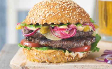 Co přidat do mletého masa na burgery? Milovníci minimalismu, radujte se: Pro dokonalý výsledek stačí opravdu málo