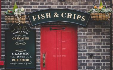 Fish & chips: S čím jsou křupavá ryba a hranolky nejlepší a odkud recept pochází?