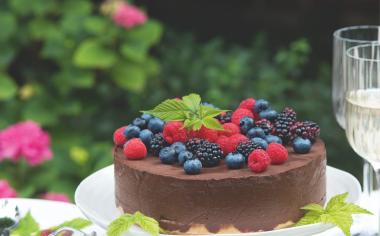 Jak snadno ozdobit dort? Použijte krémy, cukrové dekorace, ovoce, jedlé květy a další možnosti