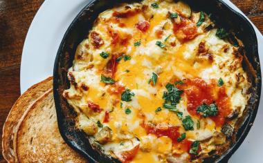 Vynikající omelety s náplní, které můžete vařit jak k snídani, tak k obědu či večeři