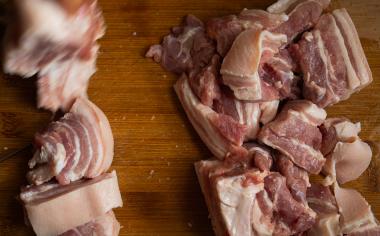 Připravte si vlastní konzervu. Jak na domácí přípravu masa ve vlastní šťávě?
