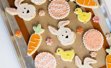 Upečte velikonoční sušenky a hnětýnky. Na pomoc přizvěte děti