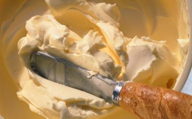 Kouzlo změklého másla: Jak rychle přimět máslo k rovnoměrnému změknutí