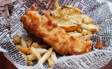 Fish & Chips: V čem spočívá kouzlo britského fenoménu, z jaké ryby nejlíp chutná a co má společného s Alfredem Hitchcockem