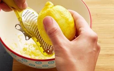 Citronová kůra: dTest prověřoval, zda je potřeba ji omývat a jak ji nejlépe zbavit chemického postřiku