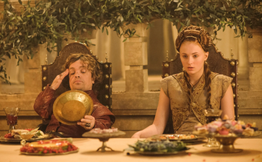 Co se ukrývá v oficiální kuchařce seriálu Hra o trůny. Oblíbená jídla Tyriona i Sansy doplňuje medové kuře ze Zimohradu