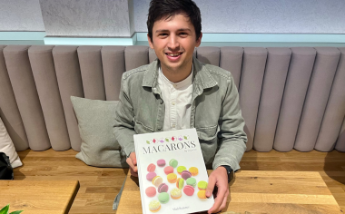 Sladkosti mám rád od doby, co je peču sám, říká cukrář Vlad Ryasnyy, který vydal knihu o makronkách