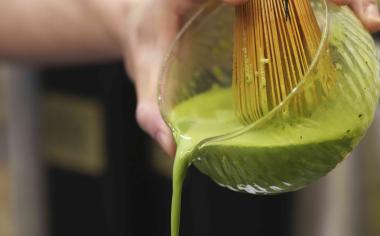 Všestranný zelený zázrak jménem matcha: Jak je možné, že má tak zářivou barvu a jak tento čaj využít i ve slané kuchyni?