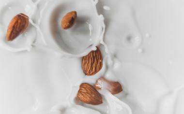 Rostlinná alternativa mléka: Jak využít a připravit ořechové nápoje