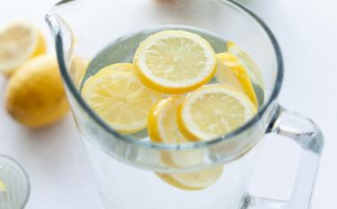 Vlažná voda s citronem po ránu? Známe pro i proti