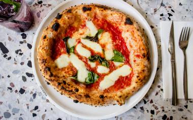 Nadýcháné okraje a tenoučký střed aneb Pravá neapolská pizza je jen jedna. Jak ji připravit doma? 