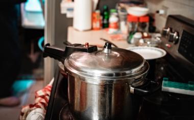 Papiňák aneb Vaření bez výbuchů. Oblíbený retro hrnec má pořád v kuchyni své místo. Co všechno v něm připravovat?