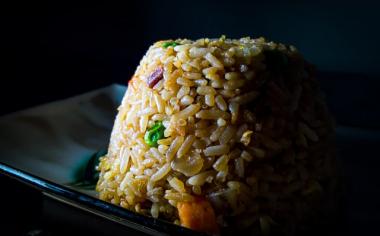 Orientální smažená rýže s vejcem