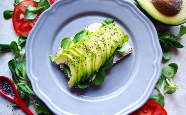 Výživné avokádo: Vyzkoušejte jednoduché avokádové pochoutky od efektních avotoustů po krémovou omáčku na těstoviny