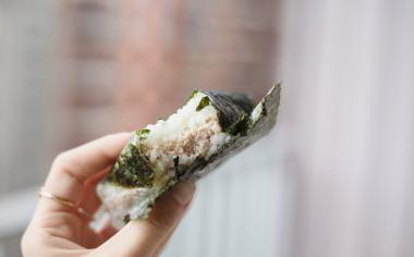 Objevte japonský sushi sendvič onigirazu. Je stejně lahodný jako sushi, připravit ho však nedá tolik práce