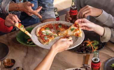 Oblíbené jídlo, Coca-Cola a šance vyhrát zájezd do Pizza vesničky v  Neapoli! 