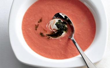 Tomatová polévka s pestem