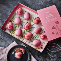 Čokoládové tulipány You Are Blooming Brilliant plněné slaným karamelem a jahodami se smetanou Marks & Spencer