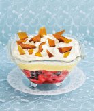 Trifle s lesními plody a karamelovými střepy